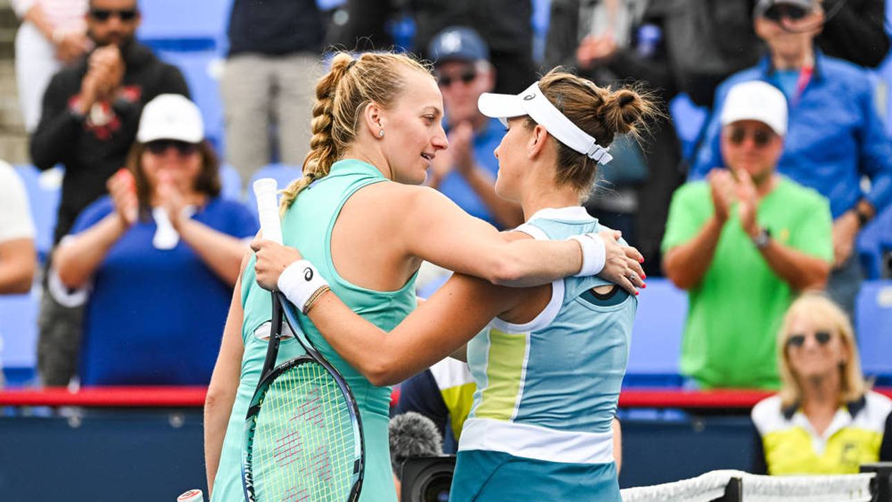 Tennis-Star rührt mit  großer Geste