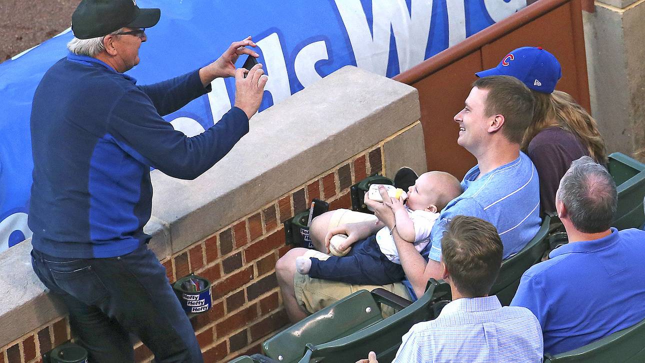 Cubs-Fan mit Catch des Abends