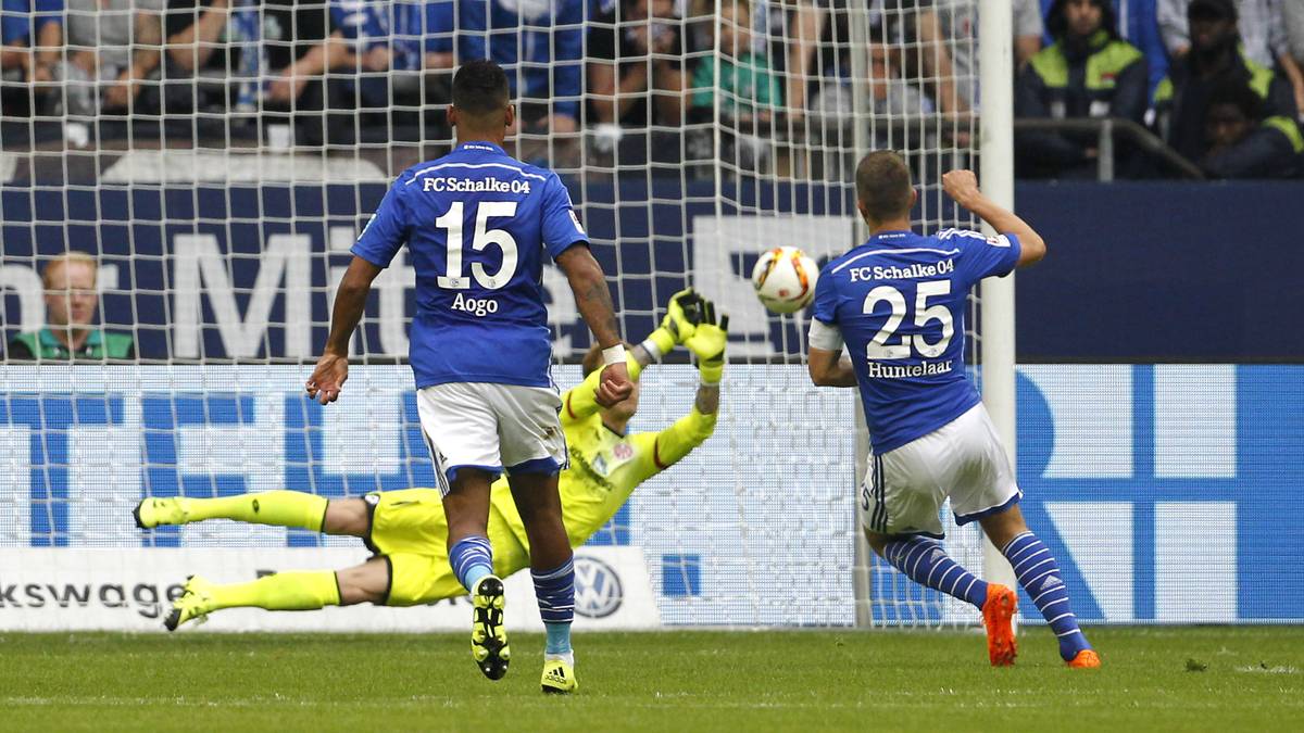 Für einen Negativrekord sorgt Klaas-Jan Huntelaar (r.). Der Schalker scheitert gegen Mainz zum vierten Mal nacheinander vom Elfmeterpunkt