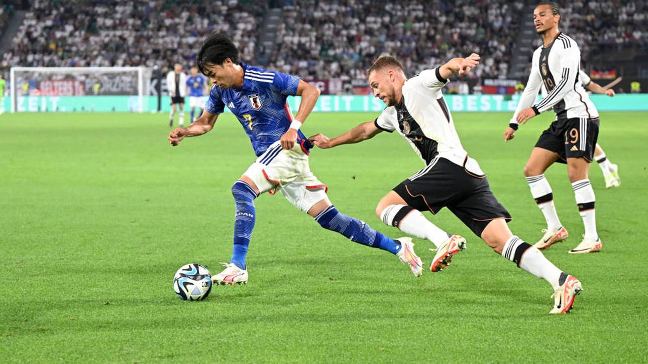 Kaoru Mitoma beim Länderspiel Deutschland - Japan im September 2023 im Duell mit Joshua Kimmich