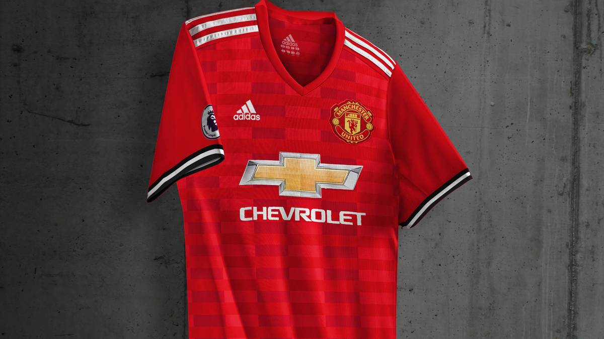 Beim Heimtrikot wird dagegen auch beim neuen Design bis auf kleinere Nuancen nichts an der traditionellen Farbgebung verändert - und so macht der englische Rekordmeister dem Namen "Red Devils" auch künftig alle Ehre