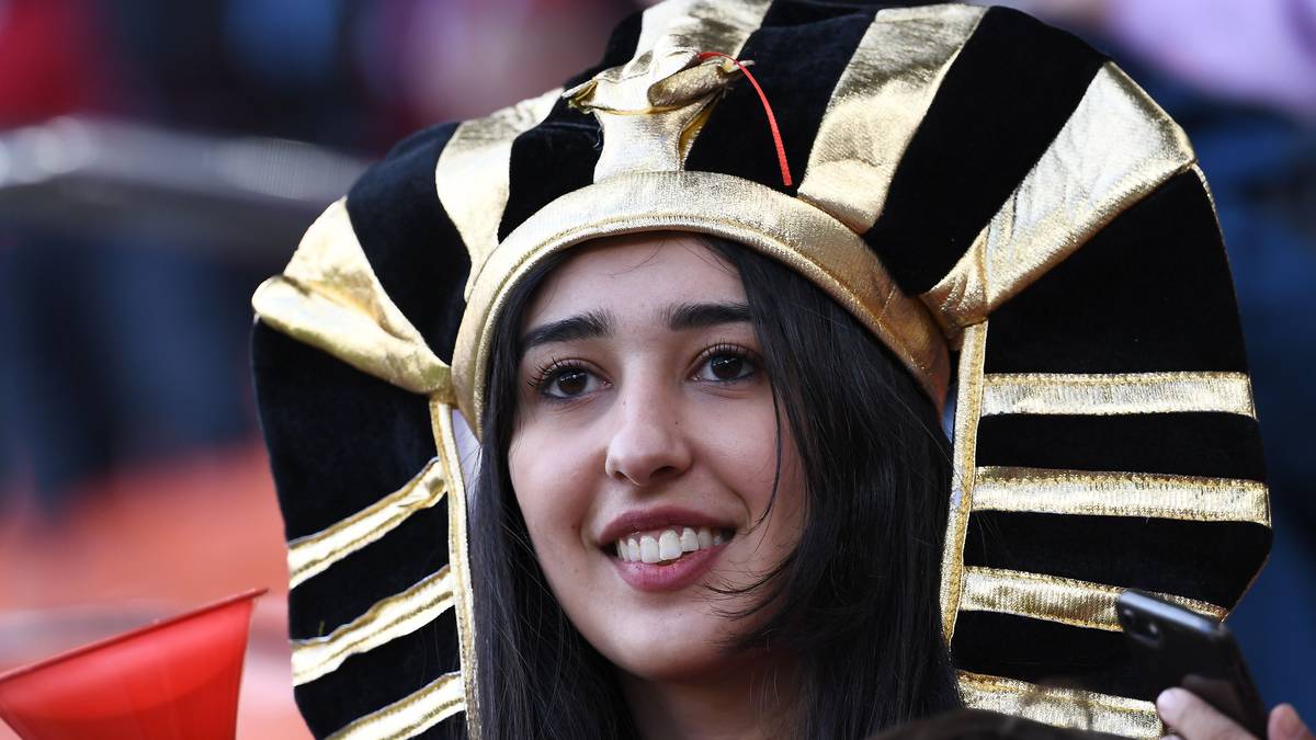 Mit dem Pharaoschmuck erinnert diese Ägypterin fast an Cleopatra