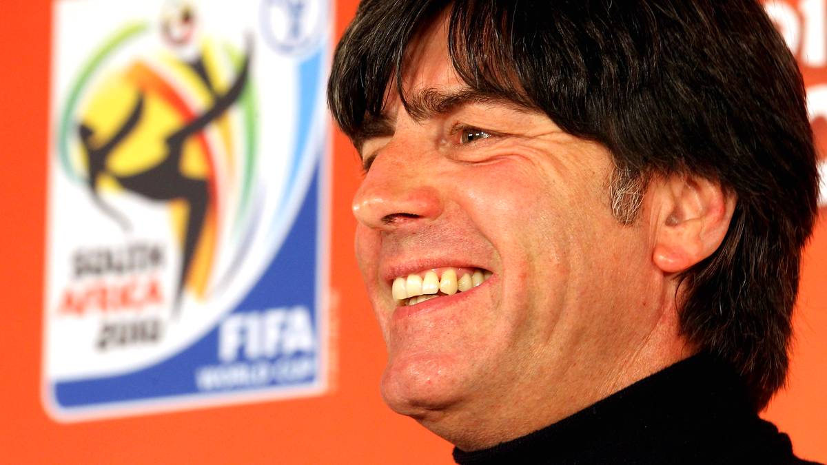 Bei der WM 2010 erlebt Löw mit dem 4:1 gegen England und dem 4: 0 gegen Argentinien zwei Sternstunden. Im Halbfinale verliert das Nationalteam jedoch gegen Spanien (0:1) und wird am Ende Dritter. Während des Turniers gibt es fortwährend Diskussionen um Löws Zukunft, nach der WM verlängert er aber um zwei Jahre