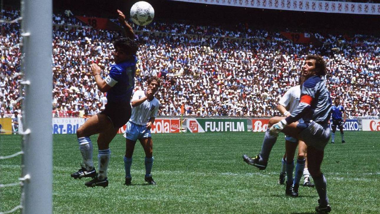 Peter Shilton (r.) blickt der "Hand Gottes" von Diego Maradona hinterher