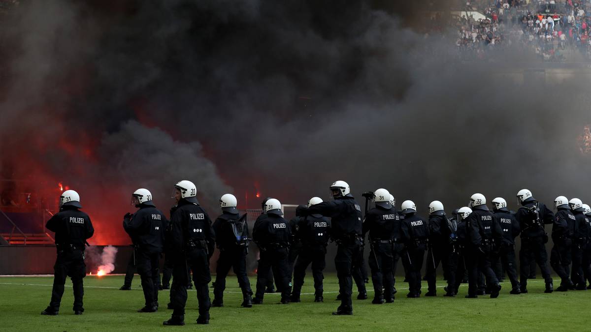 Einige "Fans" des HSV machen ihrem Unmut darüber Luft...