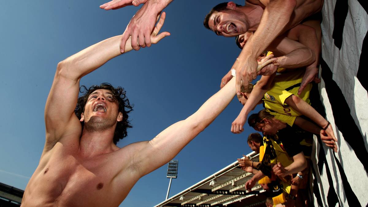 Gesagt, getan. Die Saison 2009/10 schließt der BVB mit Publikumsliebling Nelson Valdez auf Platz 5 ab und qualifiziert sich für die Europa League. Jetzt kann Watzke investieren und den Wettbewerb offensiver angehen als in den Jahren zuvor