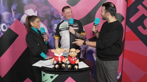 Chris Dobeys neuer Walk-On feierte sein Debüt in der Nachmittagssession im Ally Pally. Bei Moderatorin Jana Wosnitza scherzt der Engländer über die Reaktion der Fans. 