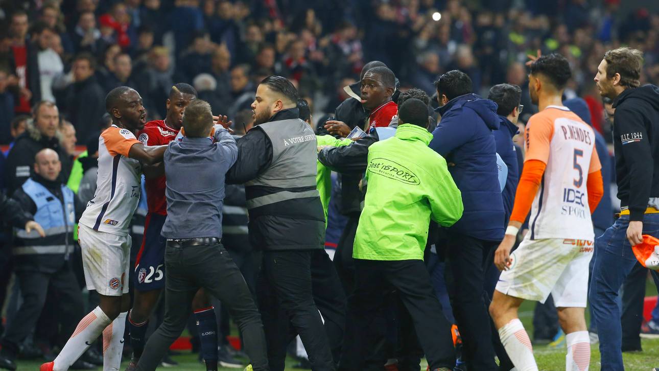 Platzsturm! Fans schlagen Spieler