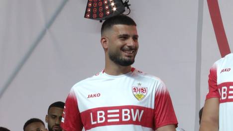 Bei der Saisoneröffnung des VfB Stuttgart war so einiges geboten. Neuzugang Grischa Prömel stellte sich den Fans vor - und Deniz Undav sorgte wie immer für Lacher.