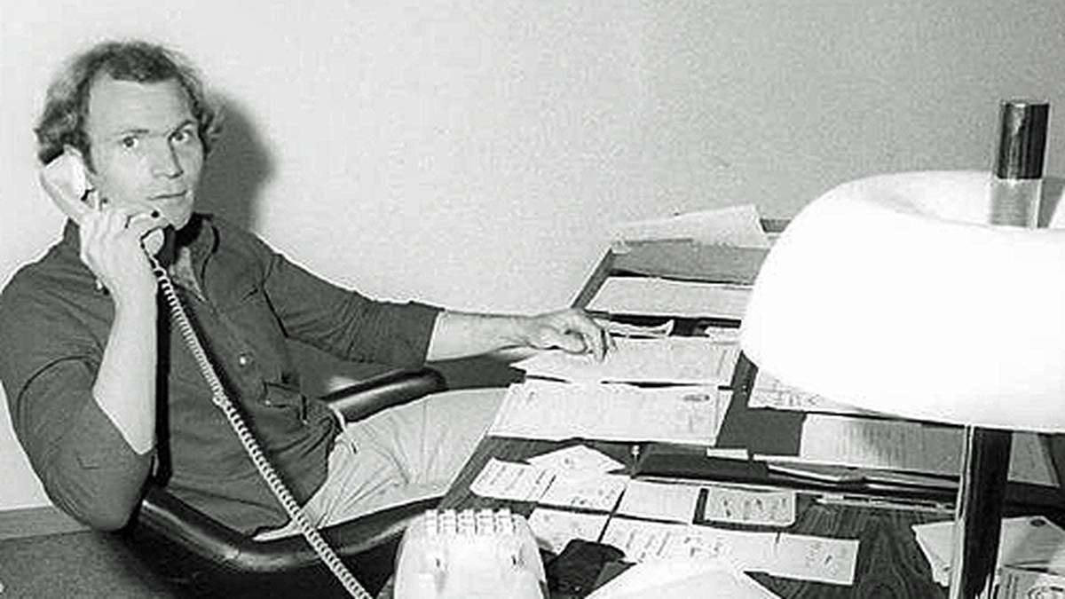 Die Anfänge des Uli Hoeneß als Funktionär beim FC Bayern: Nach einer Knieverletzung beendet der Weltklasse-Spieler 1979 seine aktive Karriere und wechselt an den Schreibtisch. 30 Jahre lang leitet er die Geschicke des Vereins als Manager, seit 2009 als Präsident und Aufsichtsratsvorsitzender