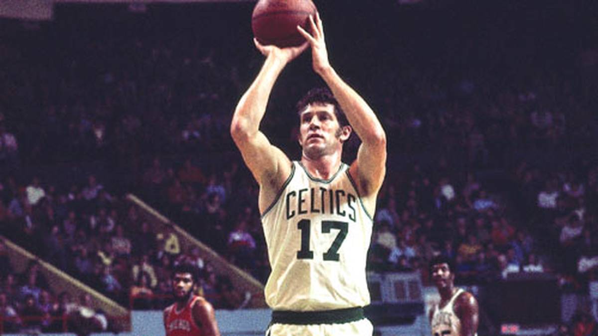 PLATZ 19 - JOHN HAVLICEK: "And Havlicek stole the ball". Mit dem legendären Guard der Boston Celtics verbindet man zunächst seinen Steal, der die Meisterschaft 1965 sicherte. Der achtmalige Meister ist zudem mit 26.395 bester Punktesammler der Kelten