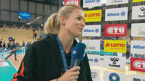 Der Allianz MTV Stuttgart hat den DVV Pokal gewonnen - doch die Partyplanung gestaltet sich schwierig! Sportdirektorin Kim Renkema verrät die Gründe.
