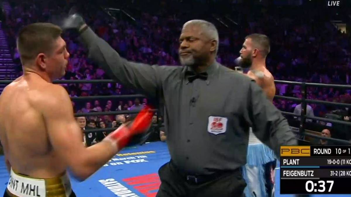 In der zehnten Runde hat Ringrichter Malik Waleed genug gesehen. Er bricht den Kampf ab