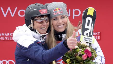Lindsey Vonn (r.) zieht mit Annemarie Moser-Pröll gleich - die direkt gratulierte