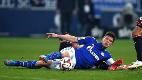 Klaas-Jan Huntelaar vom FC Schalke 04 grätscht nach dem Ball