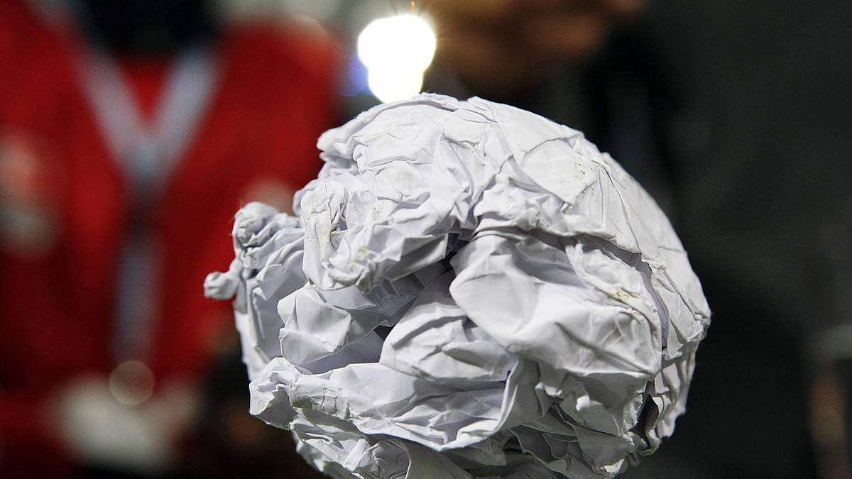 Spieler, Trainer und Führungspersonal kamen und gingen zahlreich in den vergangenen Jahren, doch das Sinnbild für den Beginn des Niedergangs ist: eine Papierkugel. Der 7. Mai 2009 ist für die Fans des Hamburger SV einer der bis dato schlimmsten Tage der Vereinsgeschichte