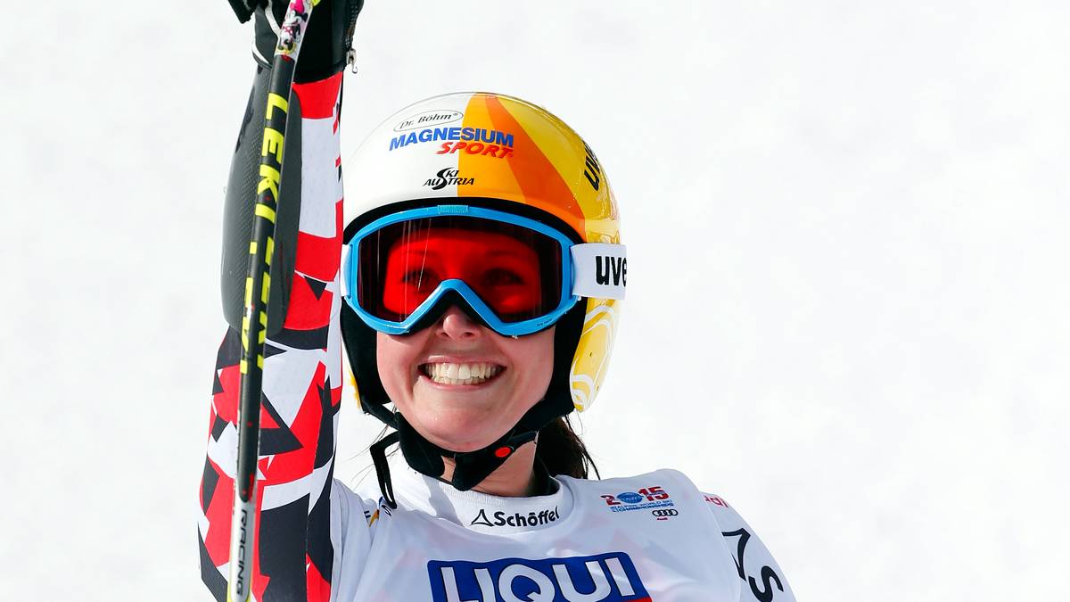 Einige Fahrerinnen beißen sich an Rebensburgs Zeit die Zähne aus. Cornelia Hütter aus Österreich ist allerdings mehr als eine halbe Sekunde schneller und verdrängt die Deutsche vom Platz an der Sonne