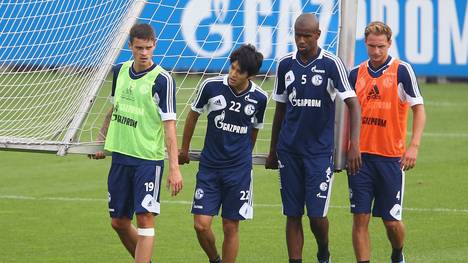 Spieler von Schalke 04 tragen ein Tor im Training