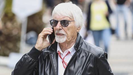 Die Kollision zwischen Lewis Hamilton und Max Verstappen und die anschließende Zeitstrafe für den Briten hat für Diskussionen gesorgt. Nun hat sich auch Formel-1-Legende Bernie Ecclestone eingeschaltet.