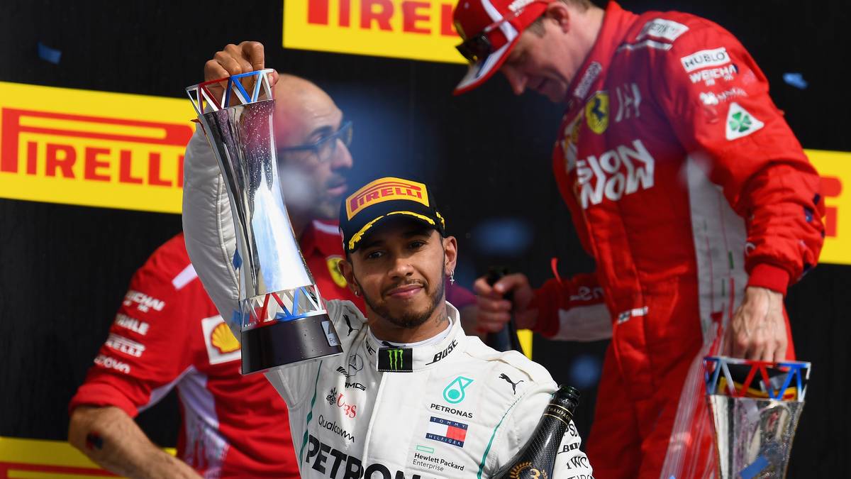 RENNEN 18 - USA: Räikkönen kann die Siegesserie des Briten schließlich stoppen. Für Hamilton reicht es trotz Pole hinter dem Finnen und Verstappen nur für Rang 3. Glück im Unglück: Nach einem erneuten Patzer reicht es für Vettel nur zum vierten Platz. Die WM-Entscheidung wird noch einmal vertagt, der Titel ist für Hamilton aber zum Greifen nah