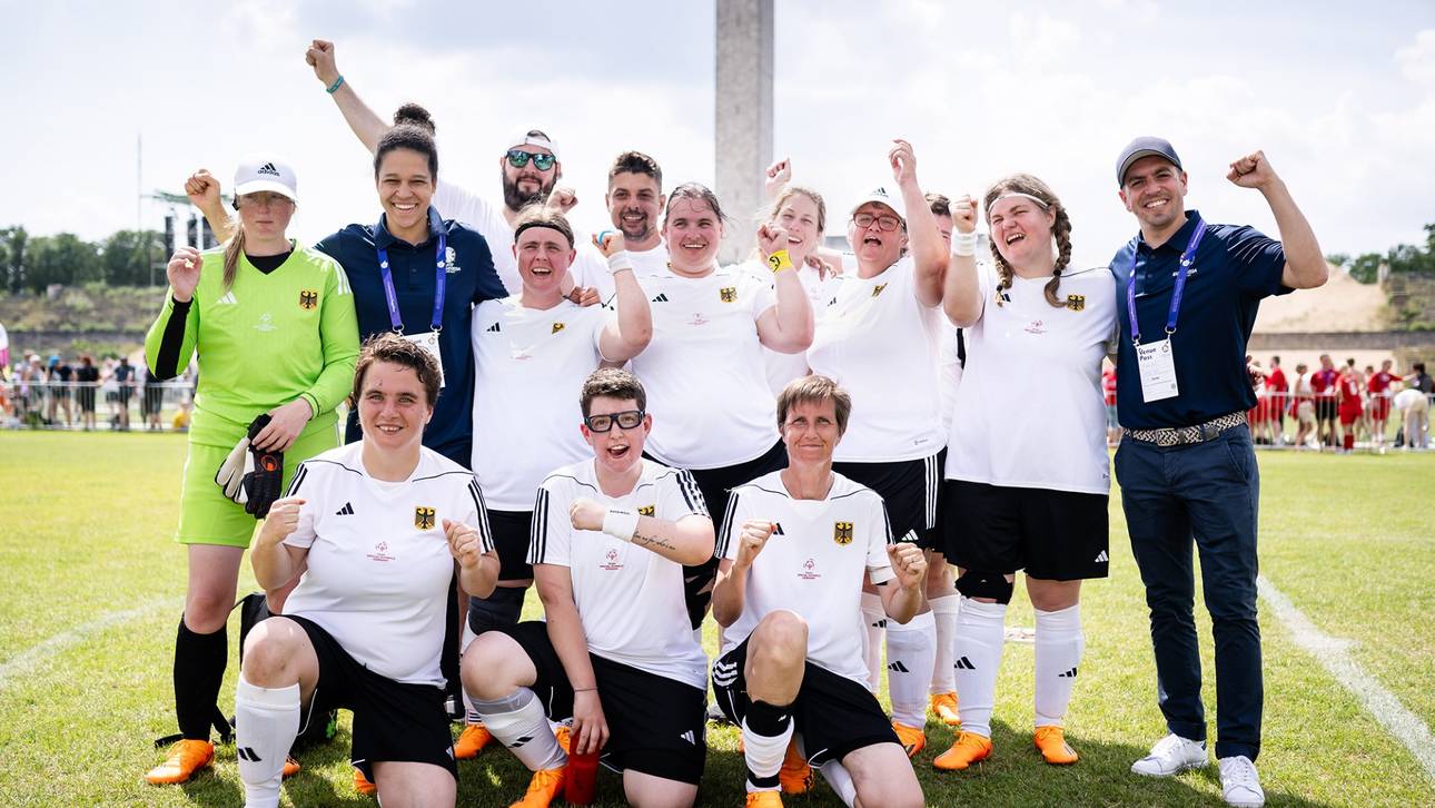 Célia Šašić und Philipp Lahm mit dem SOD-Fußball-Team der Frauen, das trotz der Niederlage wieder lächeln kann