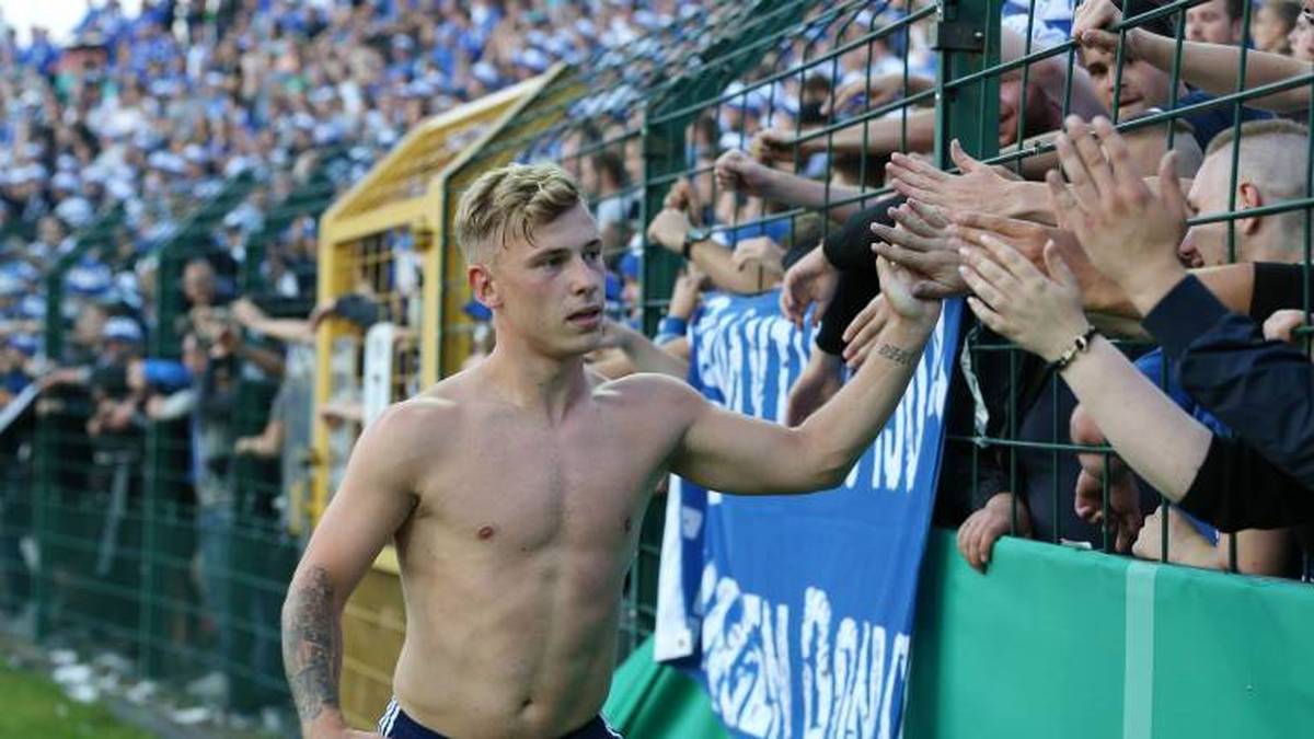 Max Meyer (Schalke 04) feiert mit den Fans