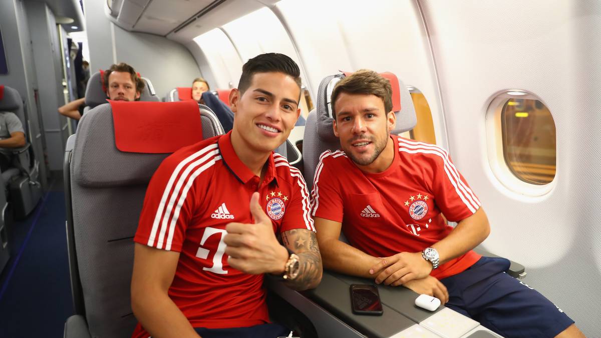 Im Flugzeug ist die Stimmung bestens. Neuzugang James Rodriguez (l.) und Juan Bernat freuen sich auf den Trip ins Reich der Mitte