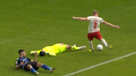 Im Drittliga-Spiel zwischen Waldhof Mannheim und Rot-Weiß Essen kommt es bereits in der 4. Minute zur Aufruhr beim Gastgeber, weil der Essener Stürmer Berlinski einen Zusammenprall eiskalt ausnutzt.