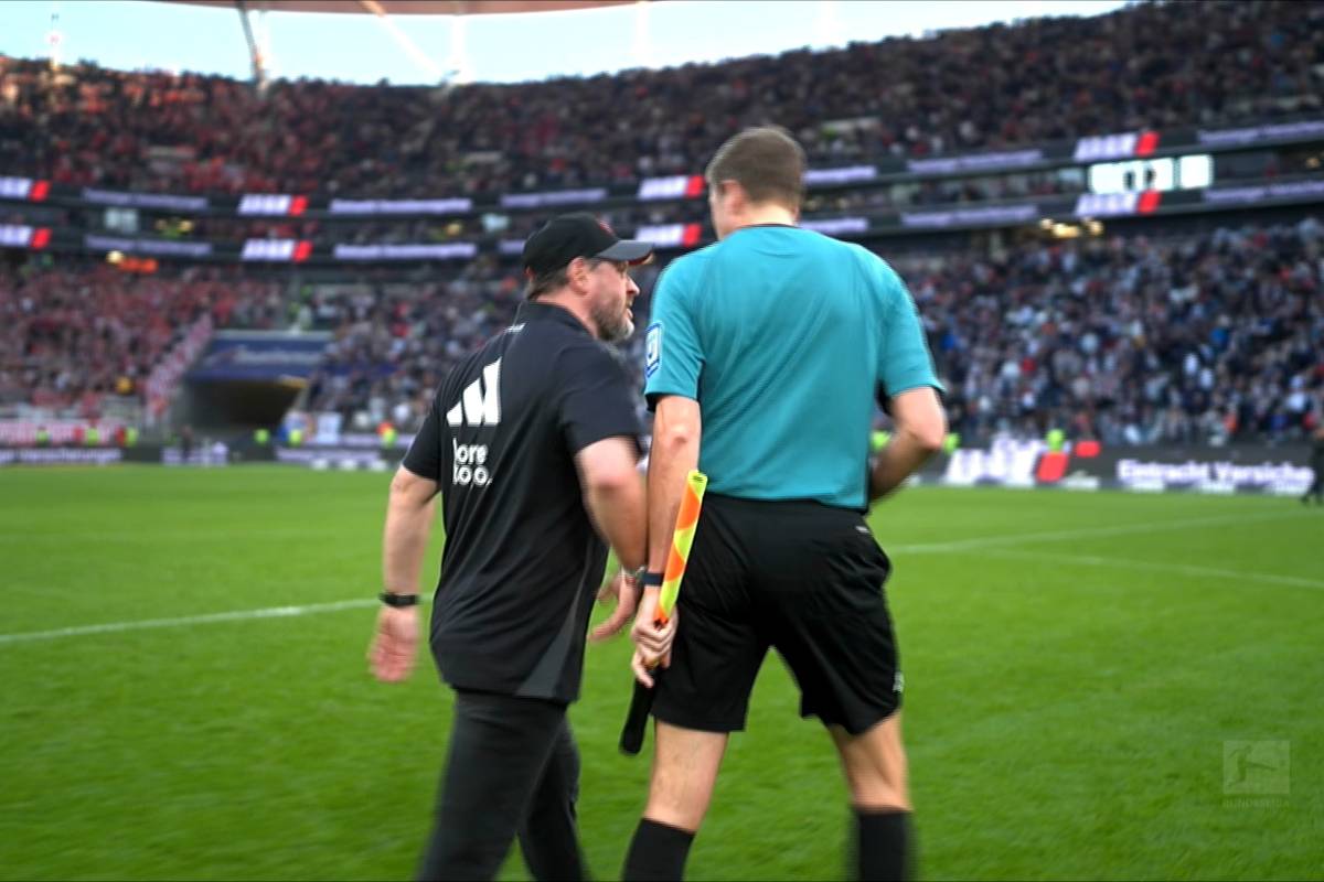 Union-Coach Steffen Baumgart hat gerade das Spiel gegen Frankfurt gewonnen. Doch er muss erst noch seinen Frust loswerden und schiebt den Linienrichter weg. 