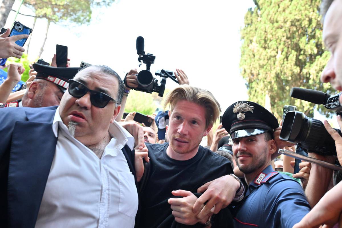 Vor seinem Medizincheck wird Kevin de Bruyne von den Anhängern des SSC Neapel lautstark empfangen. Mit Sicherheit ein besonderes Erlebnis für den Belgier.