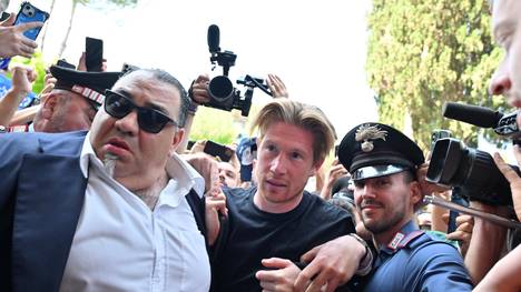 Vor seinem Medizincheck wird Kevin de Bruyne von den Anhängern des SSC Neapel lautstark empfangen. Mit Sicherheit ein besonderes Erlebnis für den Belgier.