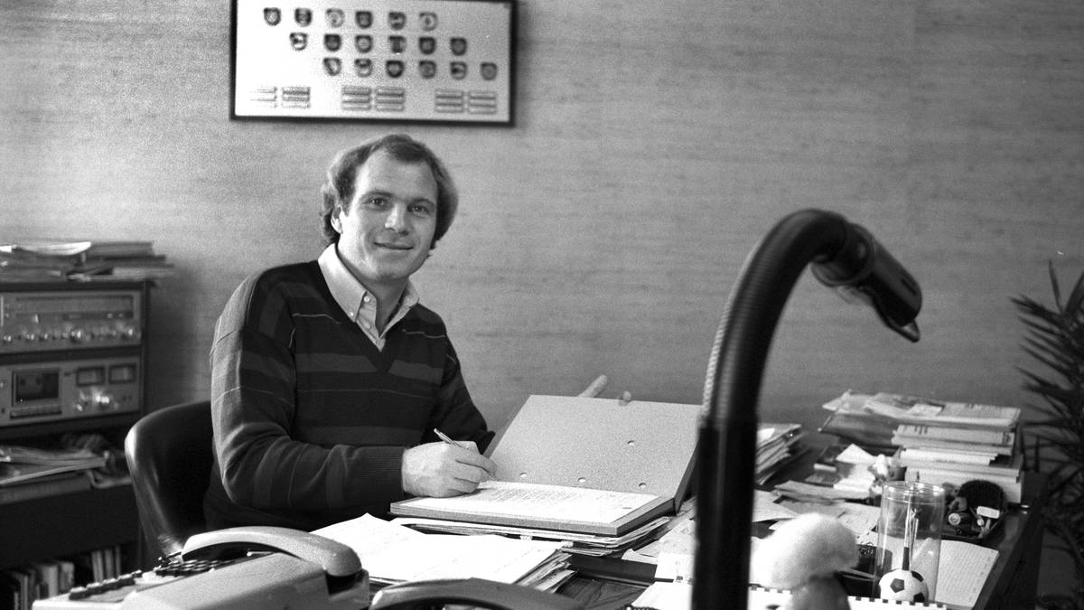 Die "Abteilung Attacke" beginnt am 1. Mai des gleichen Jahres, als Hoeneß seinen Posten als Manager bei Bayern München bezieht. Mit gerade einmal 27 Jahren ist er der jüngste Manager der Bundesliga-Geschichte