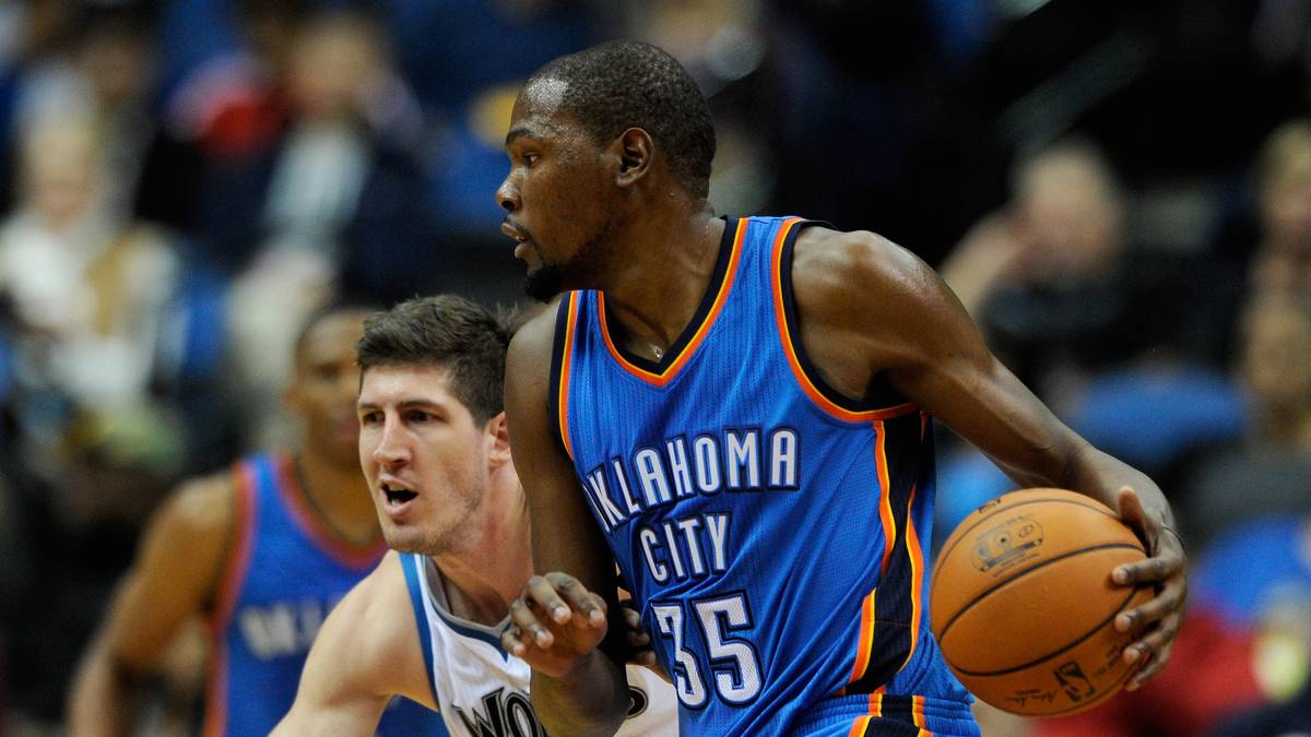 KEVIN DURANT (Oklahoma City Thunder): Nach einer Seuchensaison, in der der MVP von 2014 wegen eines Fußbruchs nur 27 Spiele absolviert und OKC ohne ihn die Playoffs verpasst, ist die "Durantula" wieder da. Trotz gesundheitlicher Fragezeichen wird gemeinhin erwartet, dass Durant wieder das Niveau erreicht, auf dem er vor zwei Jahren LeBron James ebenbürtig war