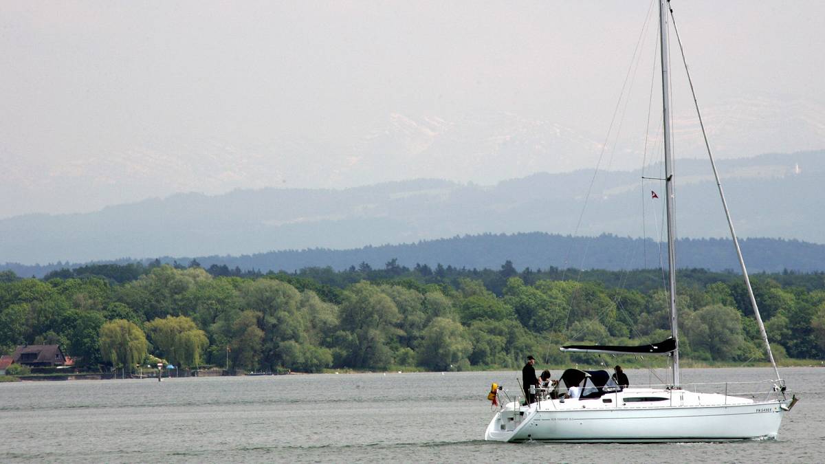 ...ehe er in der Nähe des Bodensees ein Grundstück mit Bootshaus ersteigert. Dort lebt er abgeschottet von der Öffentlichkeit zusammen mit Freundin Hanna und seinen beiden Töchtern