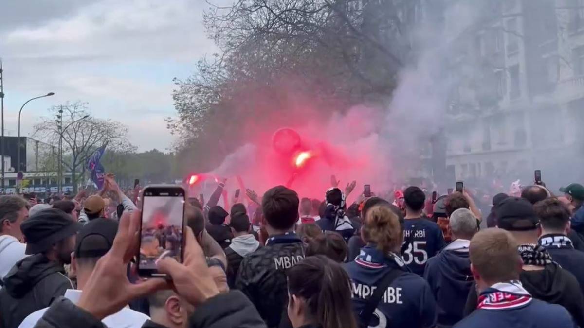 Lautstark in Paris! PSG-Anhänger heizen mit Pyros ein