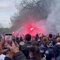 Lautstark in Paris! PSG-Anhänger heizen mit Pyros ein