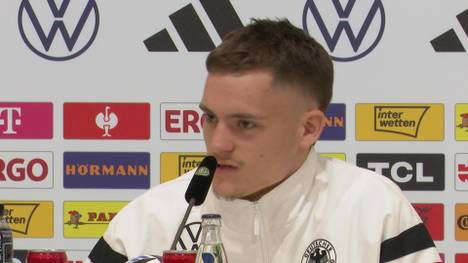 Florian Wirtz wird bei der EM 2024 im DFB-Team für die offensiven Glanzlichter verantwortlich sein. Auf einer Pressekonferenz erklärt er aber seine genaue Spielweise - und will sich nicht für die "Drecksarbeit" zu schade sein.