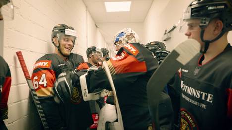 Toni Söderholm spricht mit seinem Team über das Gefühl, für die deutsche Eishockey-Nationalmannschaft aufzulaufen. Die Höhen und Tiefen, Hoffnungen und Ziele.