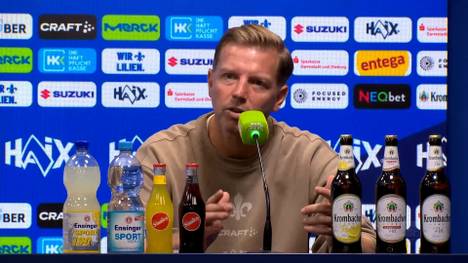 Nach dem Spiel wird Darmstadt-Trainer Florian Kohfeldt auf der Pressekonferenz auf die Schiedsrichterleistung angesprochen. Seine Antwort fällt deutlich aus und er richtet eine klare Bitte an den Journalisten.