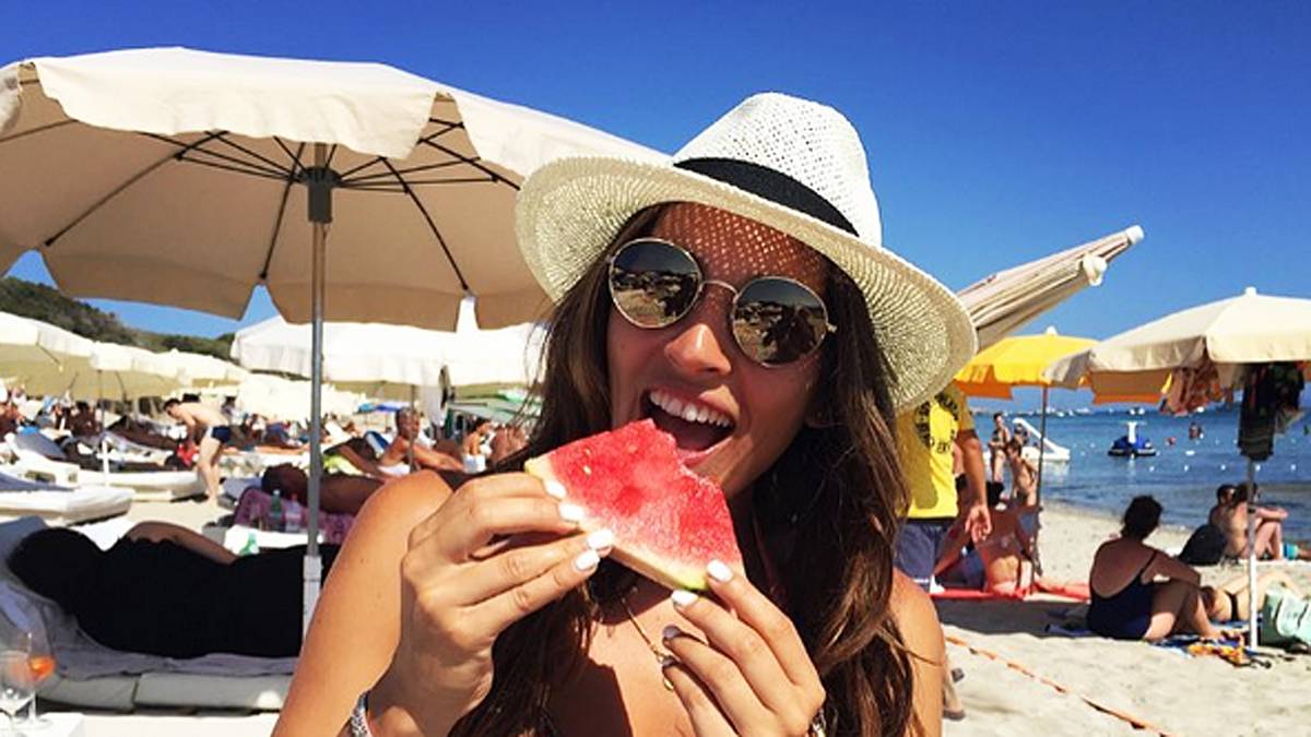 Nastassja Lara, Freundin des Schweizer Torhüters Roman Bürki, lässt sich am Strand eine Melone schmecken
