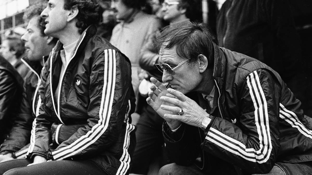 BUNDESLIGA 1980: Auch in der Meisterschaft geht Hamburg leer aus. Lange liegt der HSV vorne, doch das Alkoholproblem von Trainer Branko Zebec ist auch auf der Bank nicht mehr zu übersehen (Bild). Vor dem 33. Spieltag liegt der HSV gleichauf mit dem FC Bayern punktgleich an der Spitze der Tabelle, auch die Tordifferenz ist gleich, nur dank der erzielten Treffer ist Hamburg Erster. Doch Hamburg verliert bei Aufsteiger Leverkusen, Bayern bedankt sich und holt mit zwei Siegen den Titel