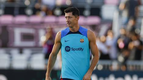 Robert Lewandowski rechtfertigt seinen erzwungenen Wechsel zum FC Barcelona und hat keine Schuldgefühle. Den FC Bayern sieht er auch ohne echten Mittelstürmer gut aufgestellt.