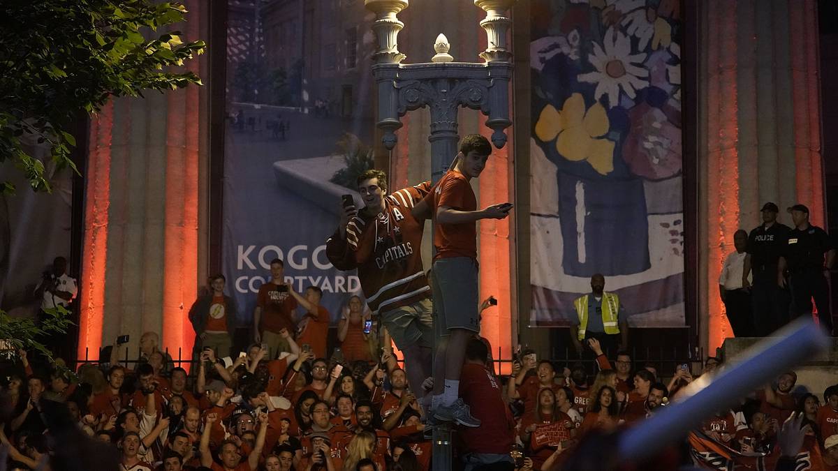 Im Überschwang der Gefühle nehmen einige Fans sogar die Straßenlaternen für sich ein