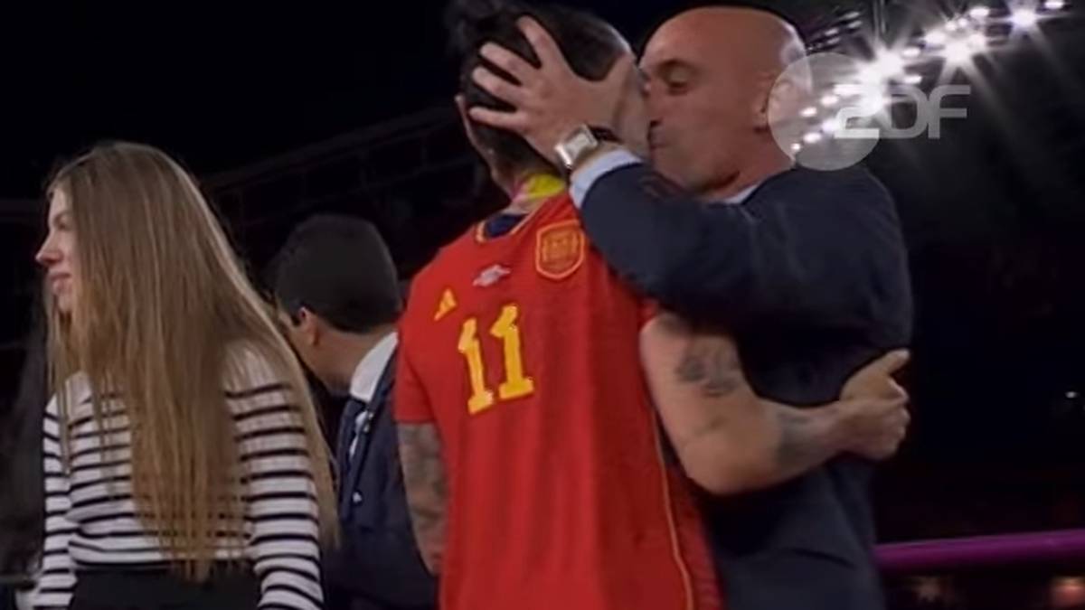Spaniens Präsident Luis Rubiales küsst Jennifer Hermoso bei der WM auf den Mund