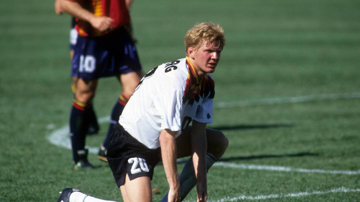 PLATZ 9 - DEUTSCHLAND (WM 1994): Keinerlei Worte brauchte Stefan Effenberg bei der WM 1994, um seinen Unmut über die deutschen Fans kundzutun. Mit dem Stinkefinger reagierte der "Tiger" nach dem 3:2 gegen Südkorea auf Pfiffe und Beschimpfungen von den Rängen