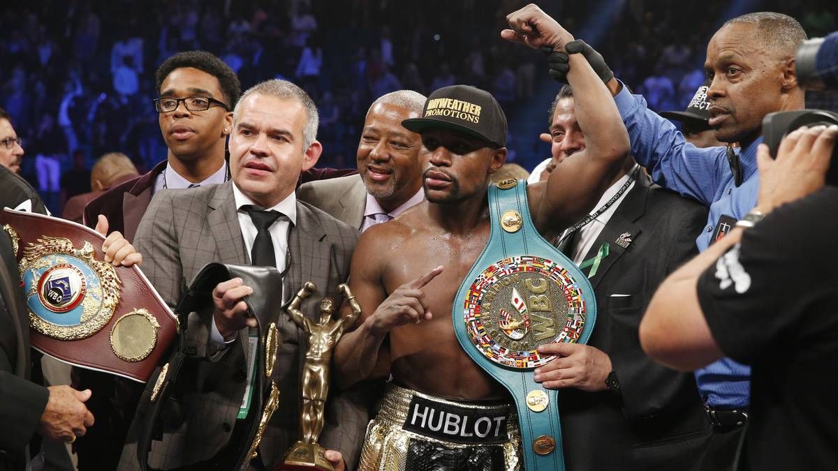Mayweather bleibt Champion im Superweltergewicht bei den Verbänden WBO, WBC, WBA - auch nach einem letzten Fight gegen Andre Berto 2015. Er beendet danach ungeschlagen und mit 49 Siegen seine Ringkarriere