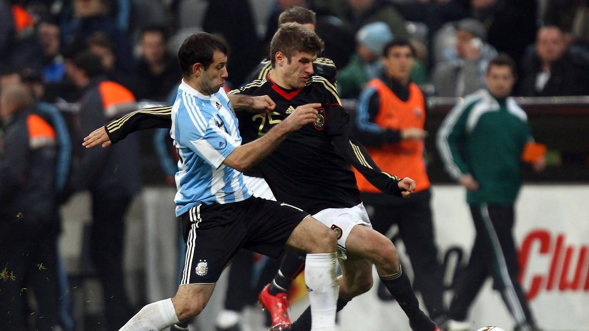 Der Startschuss zu Müllers einzigartiger Nationalmannschaftskarriere fällt am 3. März 2010. Im Freundschaftsspiel gegen Argentinien wirft Bundestrainer Joachim Löw den damals 20-Jährigen nach seinem Durchbruch beim FC Bayern ins kalte DFB-Wasser