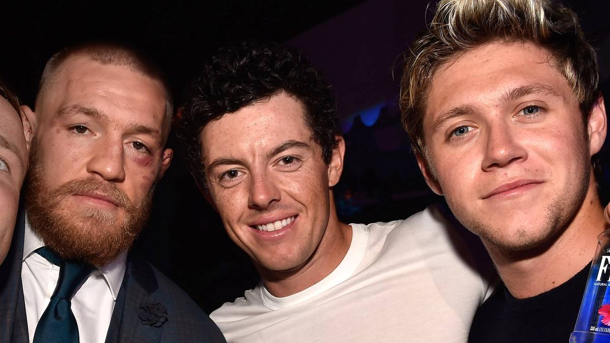 Auch die Promis wollen ein Foto von sich und McGregor: Hier gesellen sich Golf-Gigant Rory McIlroy (M.) und Niall Horan von der Boyband "One Direction" zum UFC-Aushängeschild