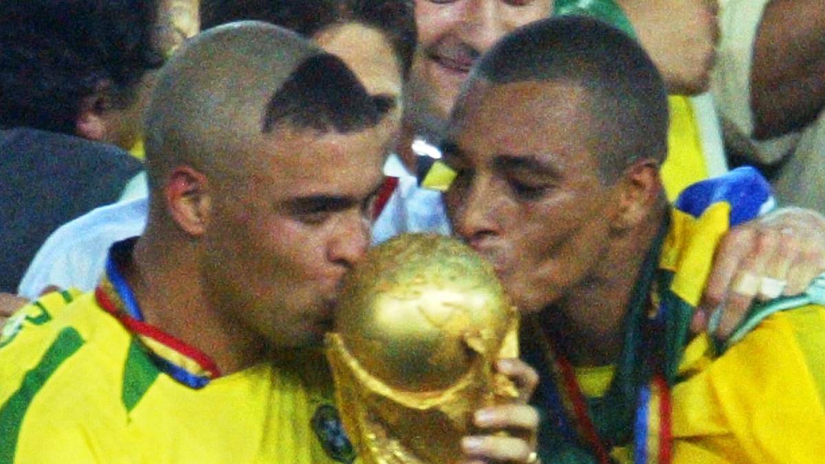 Nach einem misslungen Kurz-Comeback und 17 Monaten Rehabilitation - viele Experten sprachen vom Karriereende - stand er im September 2001 wieder auf dem Platz. Im Sommer 2002 führte er Brasilien zum 5. WM-Titel - mit zwei Toren im Finale gegen Deutschland