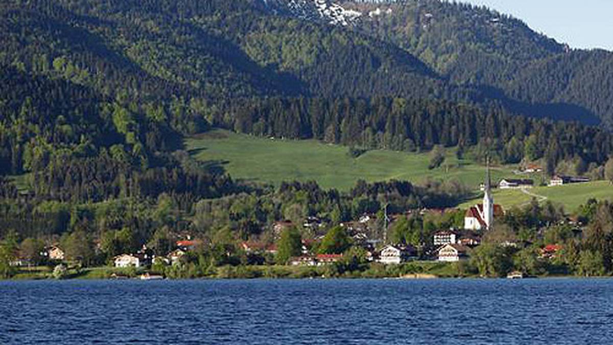 20. März: Die Ermittlungsbehörden erwirken einen Haftbefehl gegen Hoeneß und durchsuchen sein Haus am Tegernsee. Der Haftbefehl wird gegen eine Kaution in Millionenhöhe außer Vollzug gesetzt